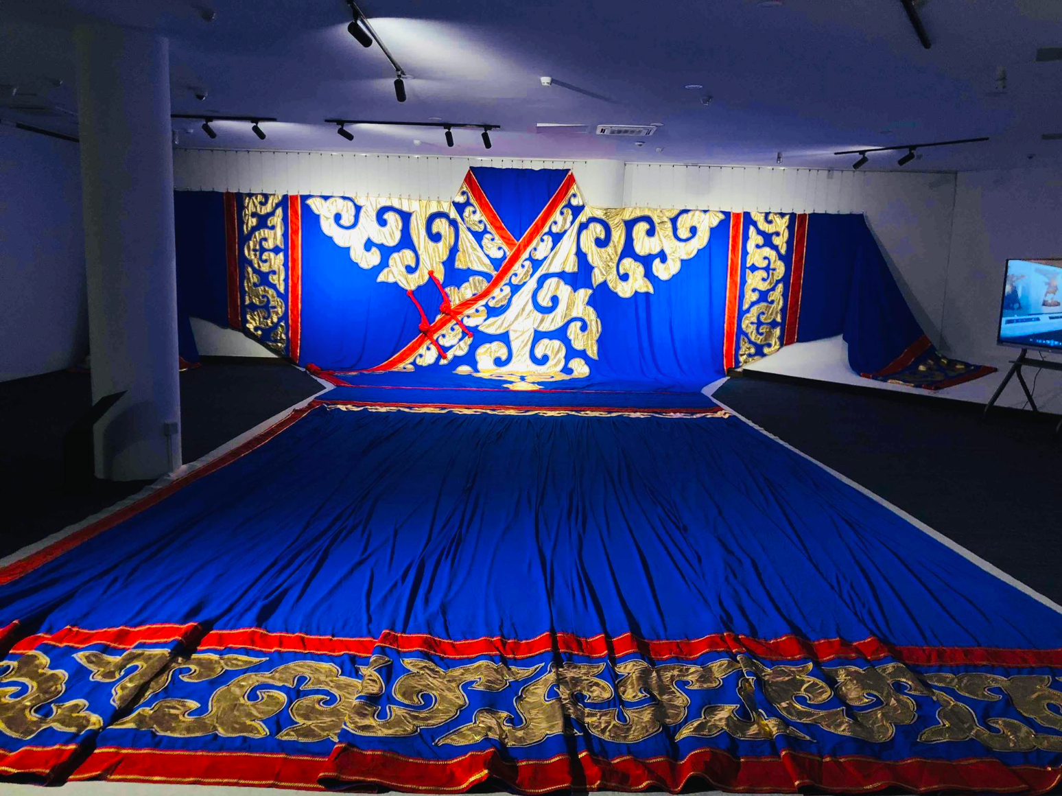 Язгууртны торгон дээлээс сэдэвлэсэн хамгийн том дээл